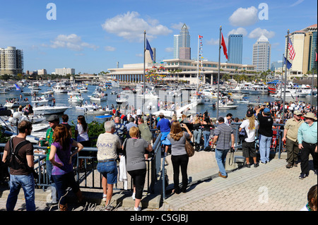 Foule avec des bateaux au centre-ville de Tampa Festival Pirate Gasparilla Banque D'Images