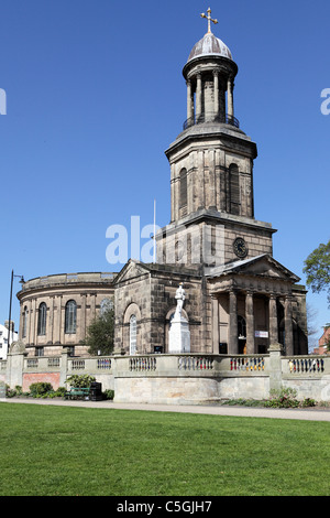 ST CHAD'S CHURCH, vue ici sur une belle journée d'été, l'église est vue du parc public la carrière. Banque D'Images