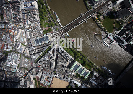 Vue aérienne de London Eye, la Tamise et Hungerford pont de chemin de fer Banque D'Images
