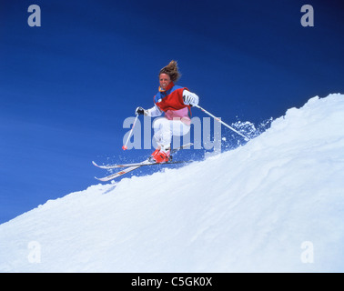 Jeune femme sur les pentes de ski, Verbier, Canton du Valais, Suisse Banque D'Images