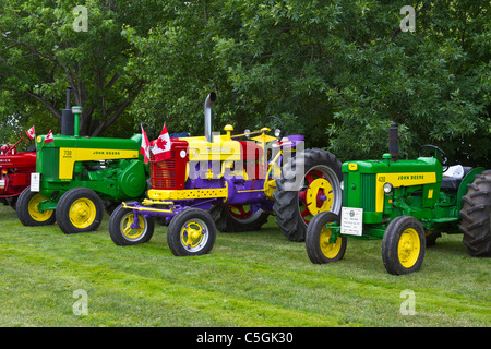 Une exposition de tracteurs de ferme vintage restauré à l'événement en Reinland Trek du tracteur, au Manitoba, Canada. Banque D'Images