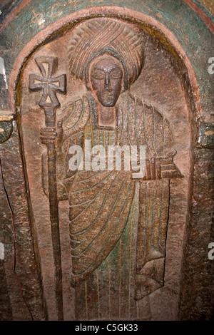 Soulagement de saint portant un turban et portant une croix, l'église de taille d'Ethiopie Lalibela Rock Banque D'Images