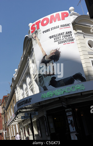 AMBASSADORS THEATRE,en ce moment montrant la production STOMP,le théâtre est situé dans la région de West St à côté de la St Martins Theatre. Banque D'Images