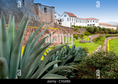 Jardins extérieurs au Temple du Soleil Inca à Cusco, Pérou, Amérique du Sud. Banque D'Images