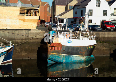 Petit bateau de pêche dans le port à Eyemouth Scottish Borders Banque D'Images