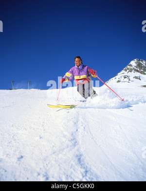 Jeune femme sur les pentes de ski, Verbier, Canton du Valais, Suisse Banque D'Images