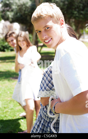 Happy Friends tirant une corde les uns contre les autres,les hommes sur l'accent Banque D'Images
