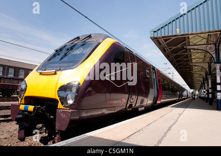 Voyager en train Les trains d'un pays à la gare de louage en Angleterre. Banque D'Images