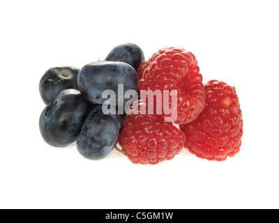 Poignée de frais sain les framboises et les bleuets fruits Fruits d'été sur un fond blanc avec un chemin de détourage et aucun peuple Banque D'Images