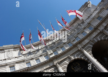 L'Admiralty Arch,blanc,l'enseigne ce gouvernement historique bâtiment est vue ici à un aspect angulaire extrême. Banque D'Images