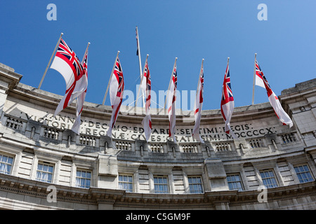 L'Admiralty Arch,ENSEIGNES,vue d'un bas niveau aspect blanc huit enseignes sont soufflant doucement dans une brise légère. Banque D'Images