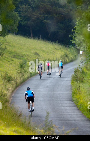 Les cyclistes sur le Zig Zag fort Hill Dorking Surrey Hills Banque D'Images