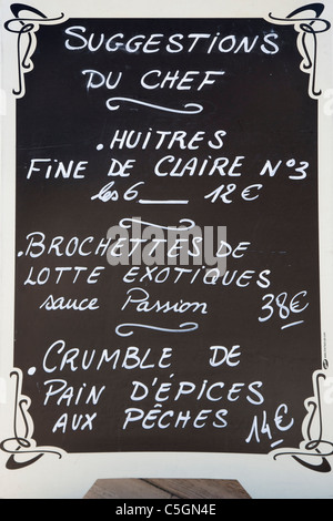 Tableau noir avec restaurant menu écrit dans la craie sur elle, Provence, France Banque D'Images