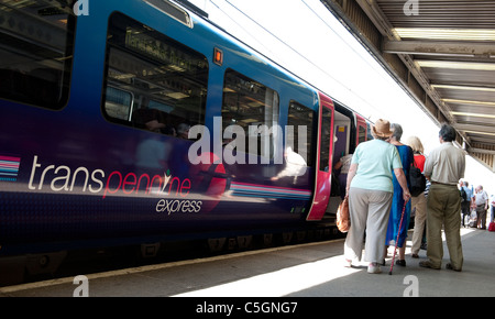 Les passagers qui attendent à bord d'un premier train Transpennine en gare en Angleterre. Banque D'Images