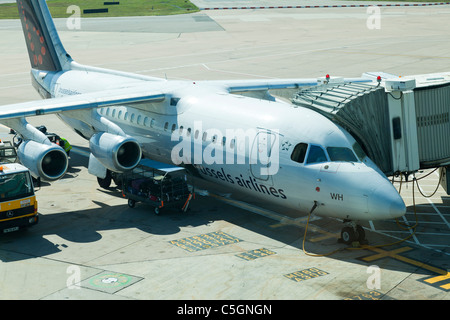 BAE Systems 146 Avro RJ100, reg OO-DWH, en cours d'entretien à l'aéroport de Manchester Banque D'Images