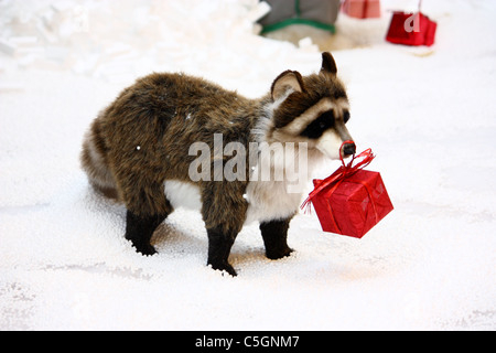 Poupée de Noël à Noël dans un centre commercial, le raton laveur avec boîte-cadeau Banque D'Images
