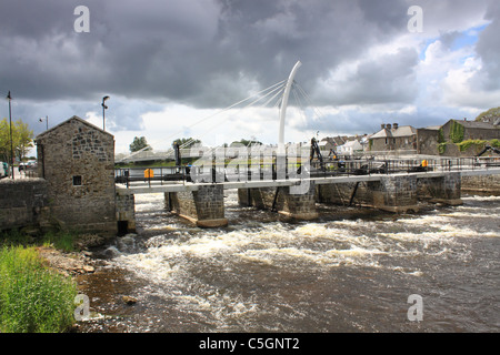 Le déversoir du saumon sur la rivière Moy, à Ballina, Comté de Mayo, Irlande Banque D'Images