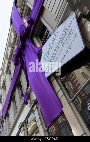 La dame MAGAZINE, situé à Bedford Street off the Strand, le bâtiment offre offres de félicitations à Kate et William. Banque D'Images