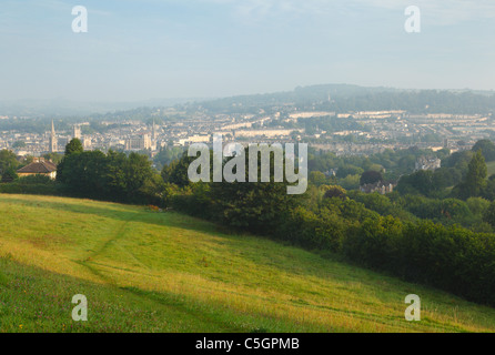 La ville de Bath à l'aube de l'horizon à pied à Widcombe Hill. Le Somerset. L'Angleterre. UK. Banque D'Images