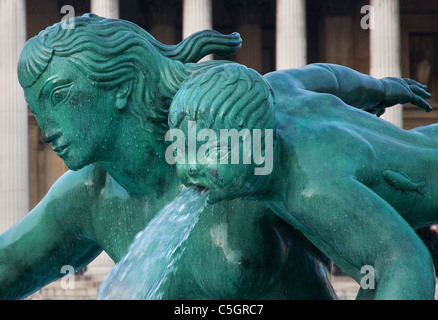 Détail d'une fontaine de Oceanids conçu par Edwin Lutyens en face de la National Gallery Trafalgar Square London Banque D'Images