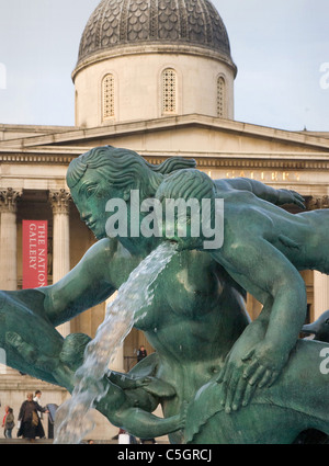 Détail d'une fontaine de Oceanids conçu par Edwin Lutyens en face de la National Gallery Trafalgar Square London Banque D'Images