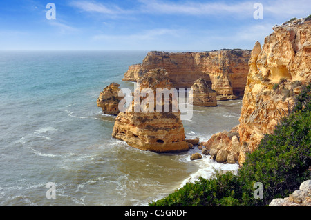 La plage de Marinha en Algarve Banque D'Images