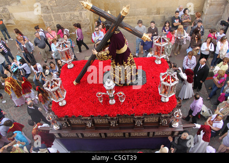 Un discours du trône l'affichage du señor de los Reyes sculpture est réalisée au cours d'une procession de la Semaine Sainte de Pâques à Cordoba, Andalousie, Espagne Banque D'Images