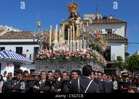 Transporter un porteurs Vierge de Carmen sculpture lors d'une procession de la Semaine Sainte de Pâques en Prado del Rey,province de Cádiz Andalousie,Espagne, Banque D'Images