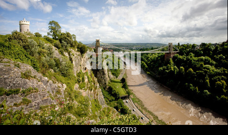 Vue panoramique sur la Gorge d'Avon à Bristol avec l'Observatoire donnant sur le pont suspendu de Clifton Banque D'Images