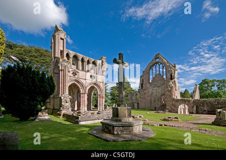 Abbaye de Dryburgh vue classique avec croix en pierre en premier plan Banque D'Images