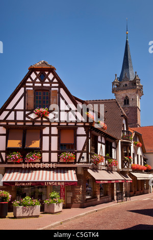 Boutiques le long de la rue Sainte Odile avec tour de l'Hôtel de Ville, au-delà d'Obernai Alsace Bas-Rhin France Banque D'Images