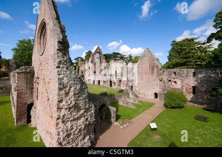 Ruines de l'abbaye de Dryburgh avec grand gable en premier plan Banque D'Images