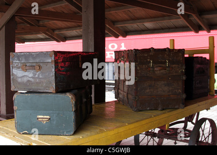 Ancienne Assurance sur une plate-forme de train depot Banque D'Images