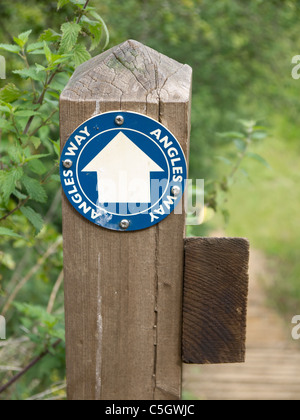 Signalisation d'un poste sur la façon dont les angles une longue distance en chemin un Burgh Castle Norfolk 77 km/124km autour de Norfolk à pied Banque D'Images