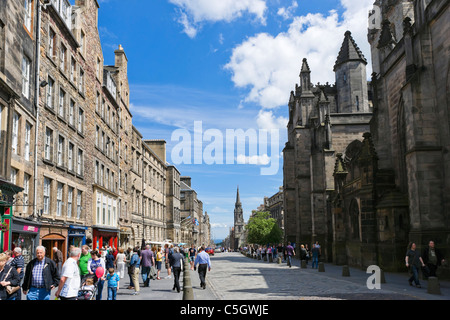 Vue vers le bas de la rue principale en direction de Holyrood de l'extérieur de la Cathédrale Saint-Gilles, Le Royal Mile, Édimbourg, Écosse, Royaume-Uni Banque D'Images