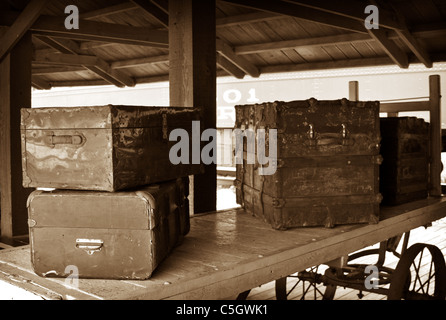 Ancienne Assurance sur une plate-forme de train depot Banque D'Images