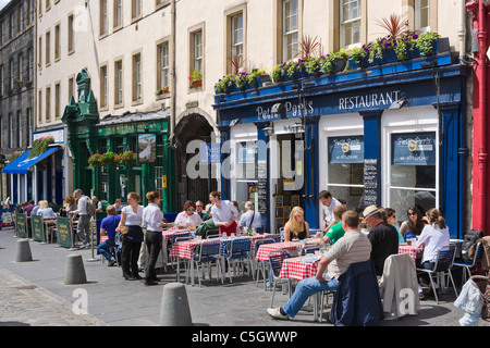 Cafés, bars et restaurants sur Grassmarket dans la vieille ville, Édimbourg, Écosse, Royaume-Uni Banque D'Images