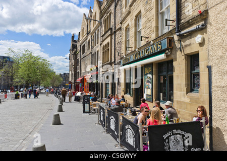 Les gens assis à l'extérieur d'un pub sur Grassmarket dans la vieille ville, Édimbourg, Écosse, Royaume-Uni Banque D'Images