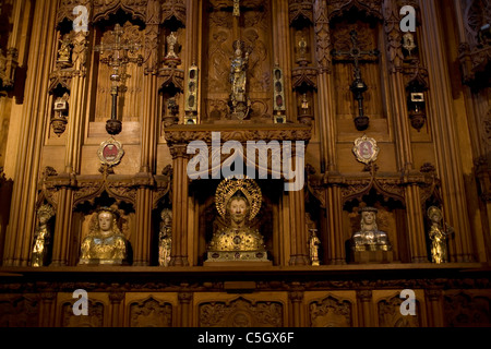 Autel de la chapelle des reliques du panthéon royal dans le musée de la cathédrale de Santiago de Compostela, Espagne Banque D'Images