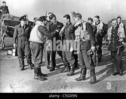 452 SQUADRON RAAF à RAF Kenley 20 septembre 1941. F/Lt Paddy Finucane center avec S/Lrd Robert Bungey en lunettes noires Banque D'Images