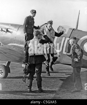 452 SQUADRON RAAF à RAF Kenley 20 septembre 1941. Fl/t de riz paddy Finucane saute de son Spitfire, regardée par S/Ldr Robert Bungey Banque D'Images