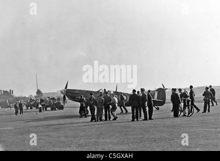 452 e Escadron de la dispersion, à RAF Kenley 20 septembre 1941 étaient pour la plupart battant Vbs Spitfire. Camions-citernes à essence en arrière-plan Banque D'Images