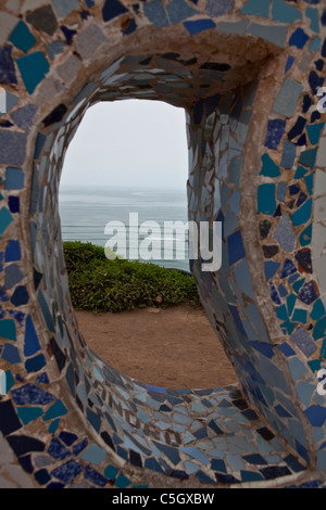 Sol carrelé mur incurvé (céramique et mosaïque) en El Parque del Amor (amour) parc donnant sur l'océan, Miraflores Lima, Pérou, Amérique du Sud Banque D'Images