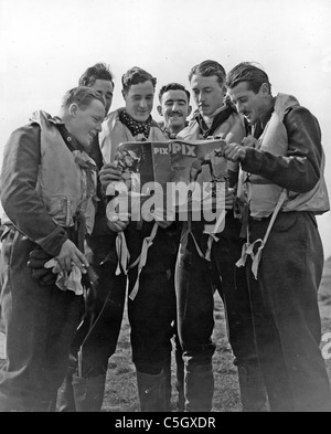 452 SQUADRON RAAF à RAF Kenley 20 septembre 1941 avec Keith 'Lettres' Truscott à gauche en regardant un magazine australien Banque D'Images