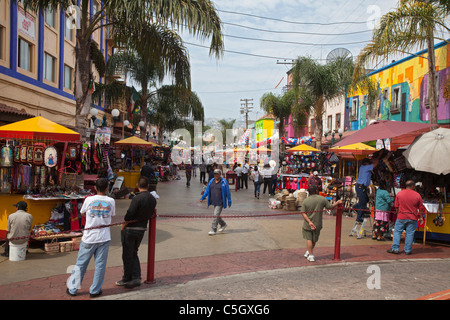 Tijuana, Mexique - Les petits commerçants vendant des souvenirs dans le centre-ville de Tijuana. Banque D'Images