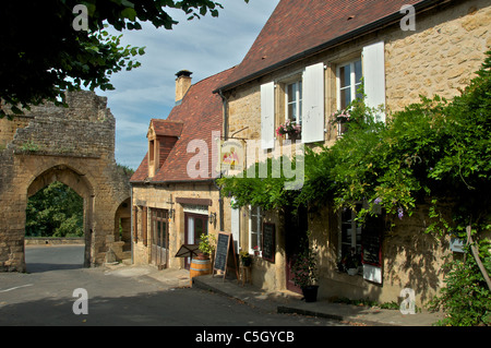 Restaurant voûté et Porte del Bos porte d'Albarède Dordogne Aquitaine France Banque D'Images