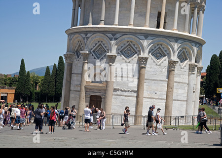 Les touristes visiter la Tour de Pise Toscane Italie Banque D'Images