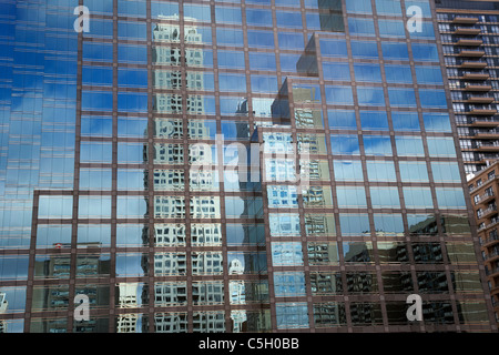 Gratte-ciel et immeubles de grande hauteur reflète dans une façade de verre immeuble de bureaux dans le centre-ville de Toronto (Ontario) Canada Banque D'Images