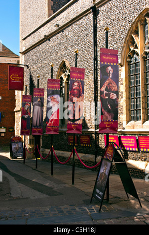 CANTERBURY, KENT, Royaume-Uni - 26 JUIN 2011 : bannières publicitaires de l'attraction des visiteurs de Canterbury Tales Banque D'Images