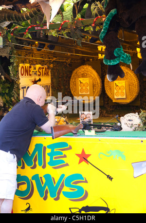 L'homme au fusil de chasse fête foraine Banque D'Images